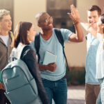 estudantes universitários dão um high five